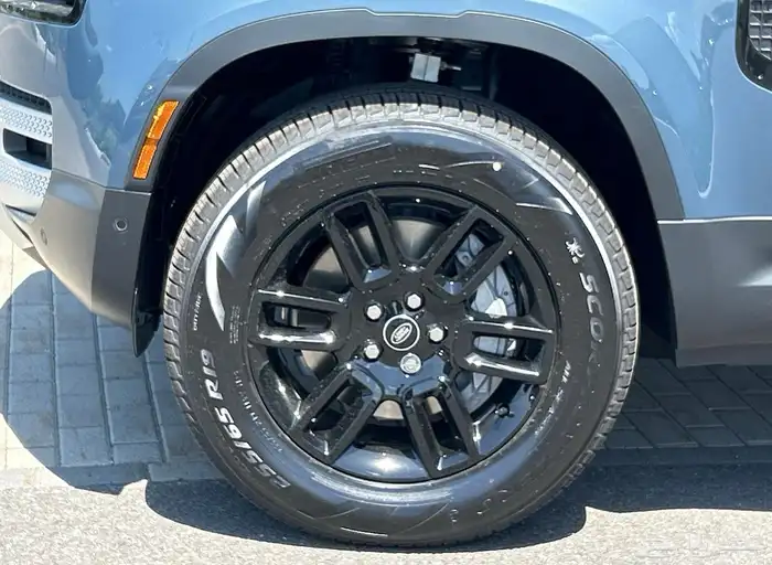 للبيع ديفندر موديل 2025 اصفار V6 وارد كندا 3