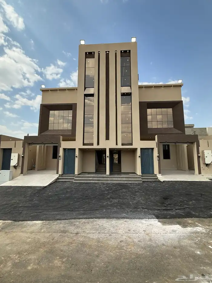 روف علوي بدرج داخلى وخارجي بمدينه ابها طريق المحاله 1