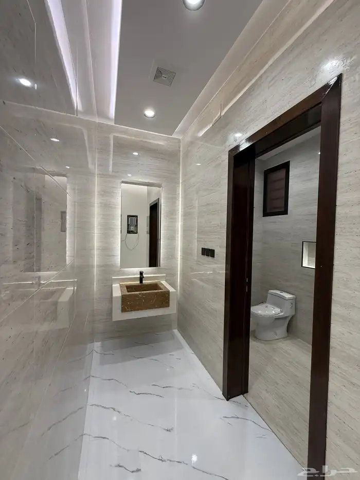 روف علوي بدرج داخلى وخارجي بمدينه ابها طريق المحاله 18