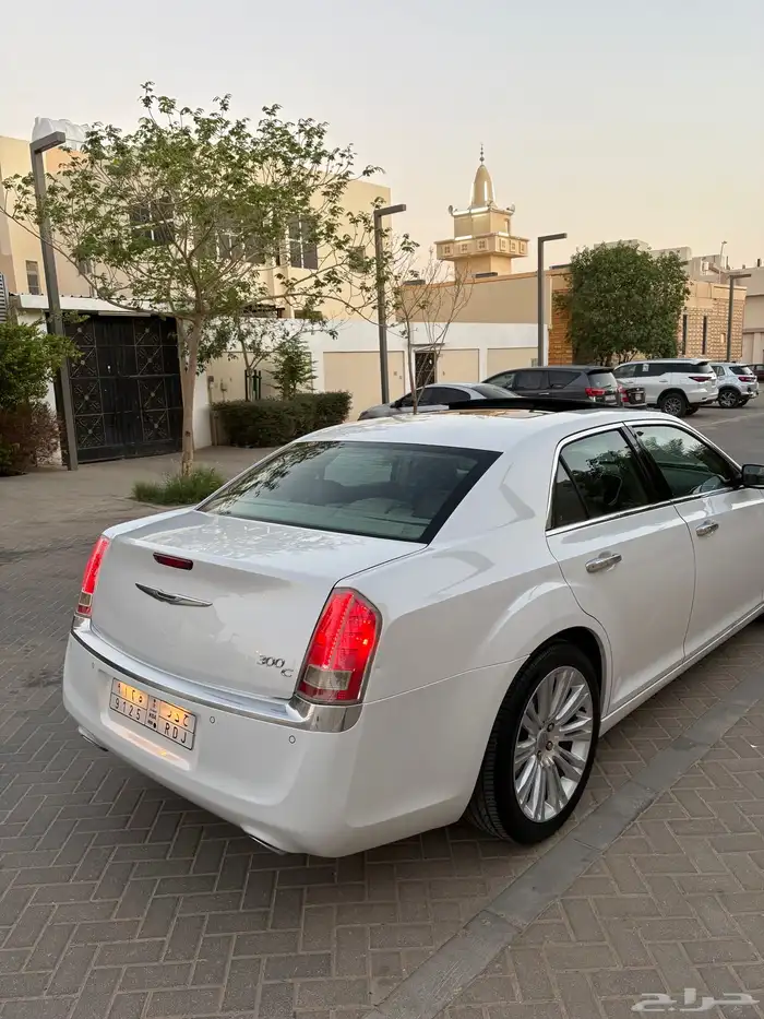 للبيع كرايزلر 2014 اكزكتيف V8 12