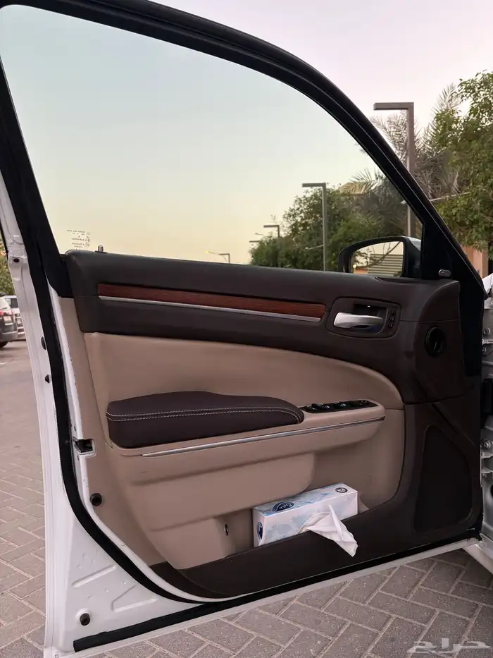 للبيع كرايزلر 2014 اكزكتيف V8 15