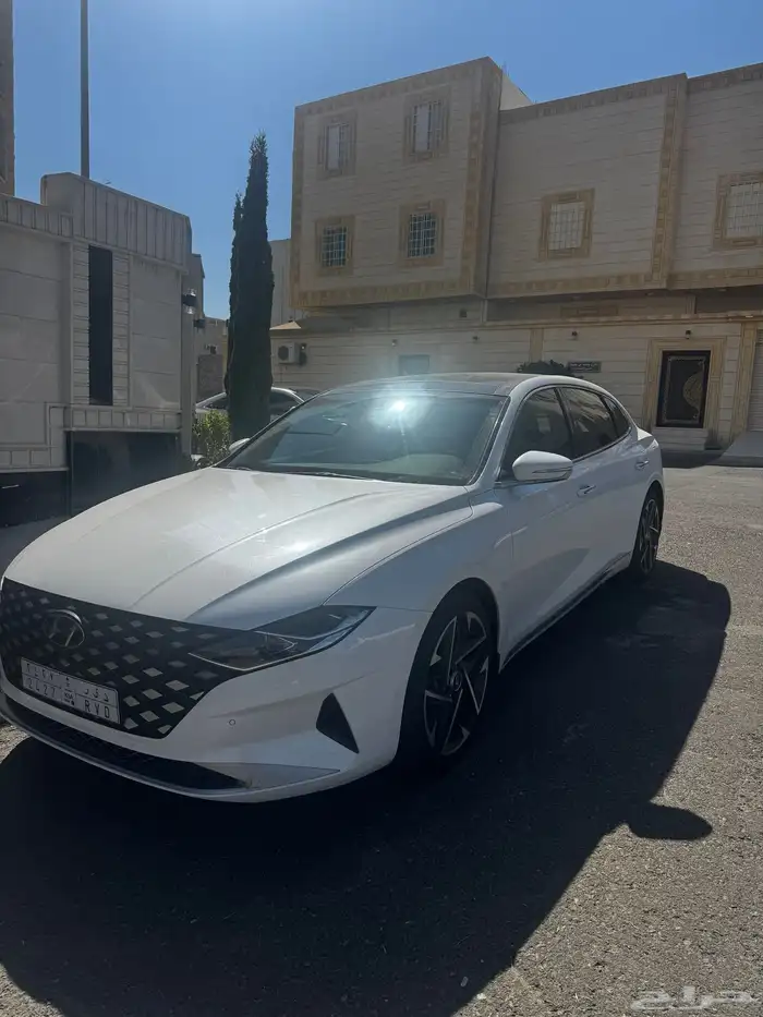 ازيرا 2022 فئة ميد اللون ابيض 0