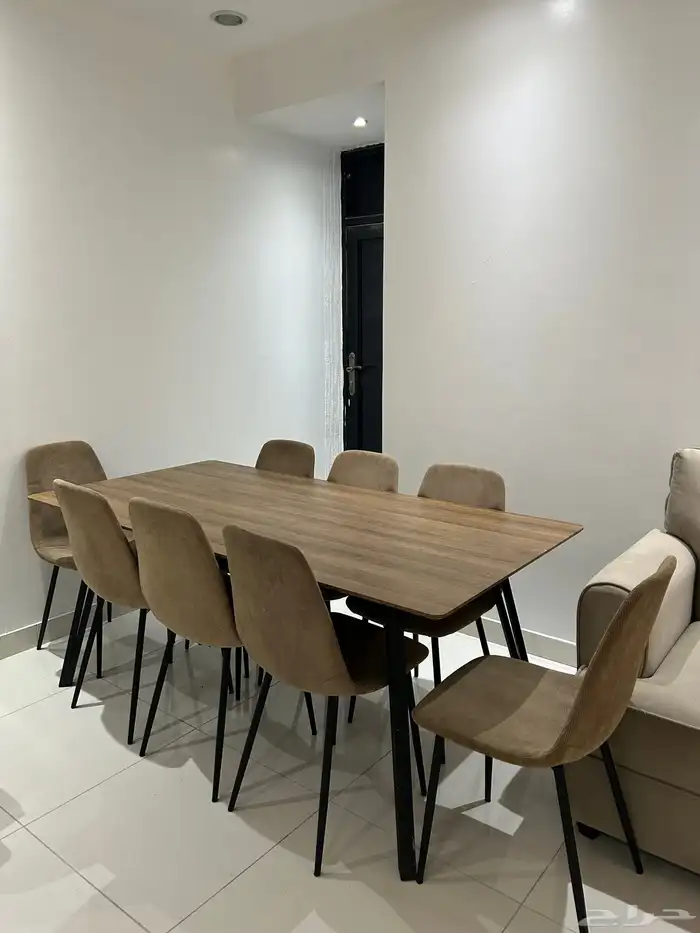 كنب 5 قطع حالتة جيدة مع طاولة طعام 8 كراسي حالتها ممتازة 0