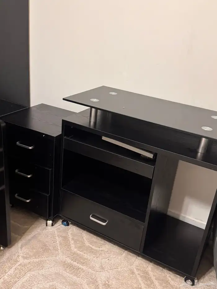 مكتب خشبي باللون الاسود بسطح زجاجي مع كرسي 1