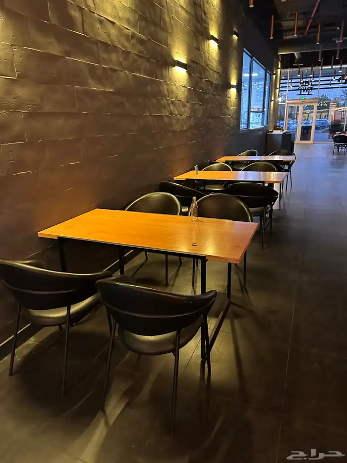 كراسي وطاولات وإنارات بتصميم مميز جدا بارك مول 2
