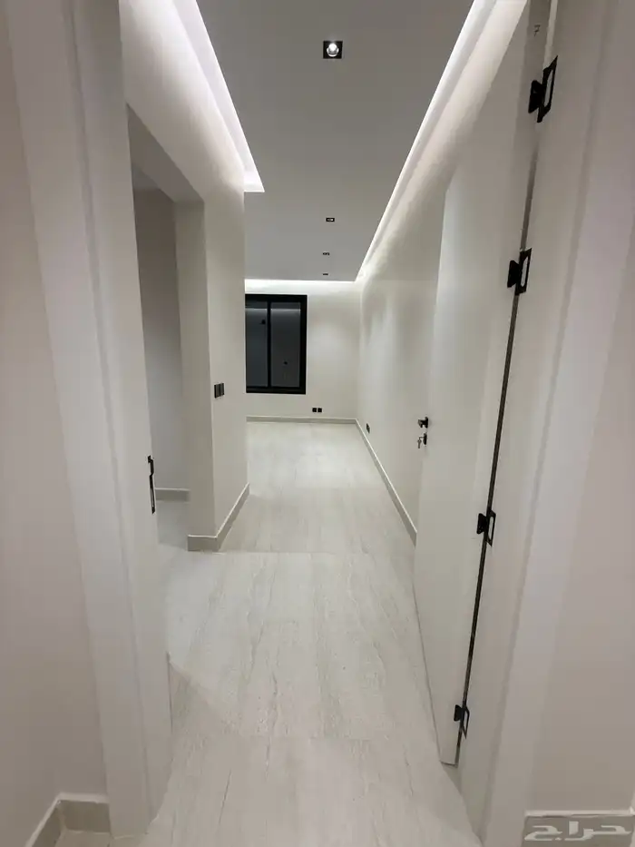 شقه كبيره فاخره مع سطح للإيجار 2
