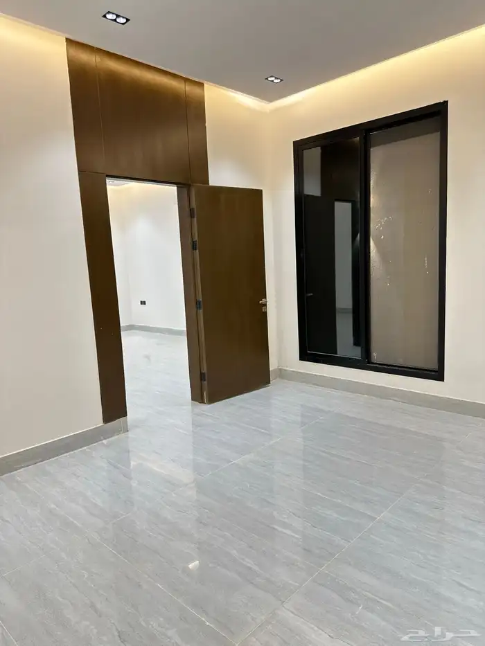 دور ارضي في حي الندوة بموقع مميز على شارع 20 وامام مرفق 7