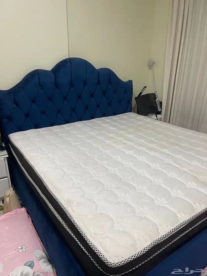 سرير مقاس كينغ ومرتبة للبيع مستخدمة 0