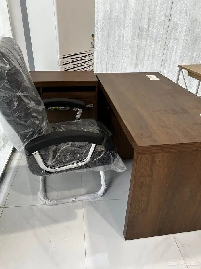 طاولة مكتب بلمسة فنية  متوفرة بأحجام مختلفة. 15