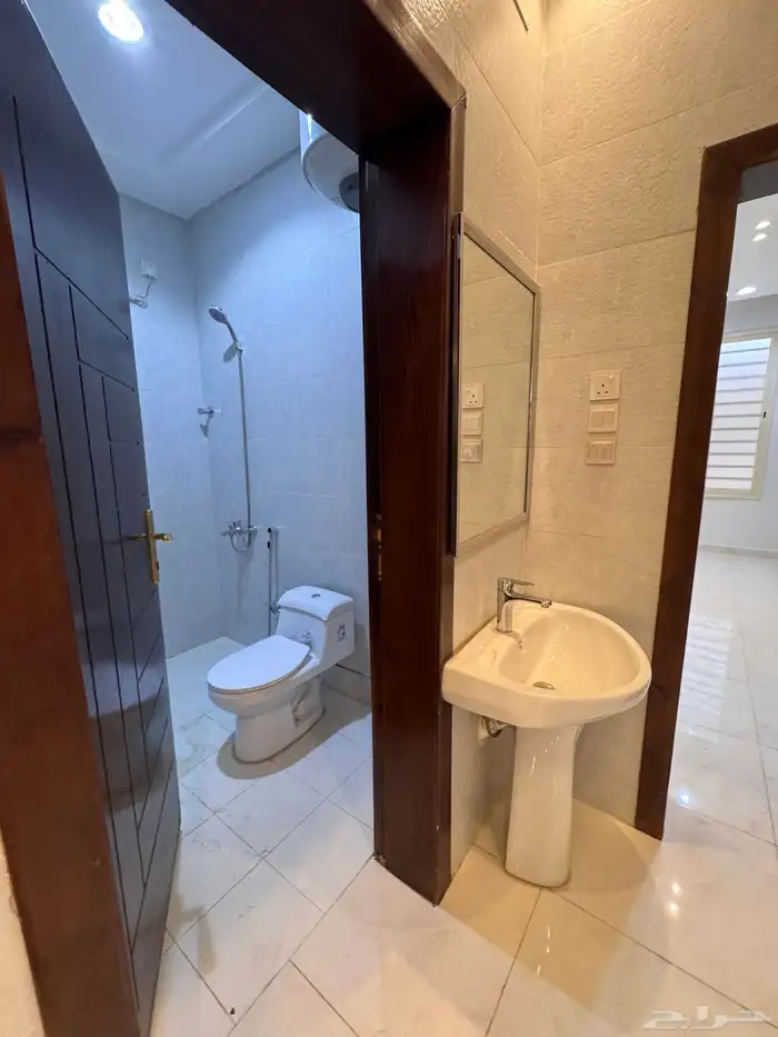 للبيع فيلا مستقله دورين وملحق مساحه كبيره من 840 الف 25