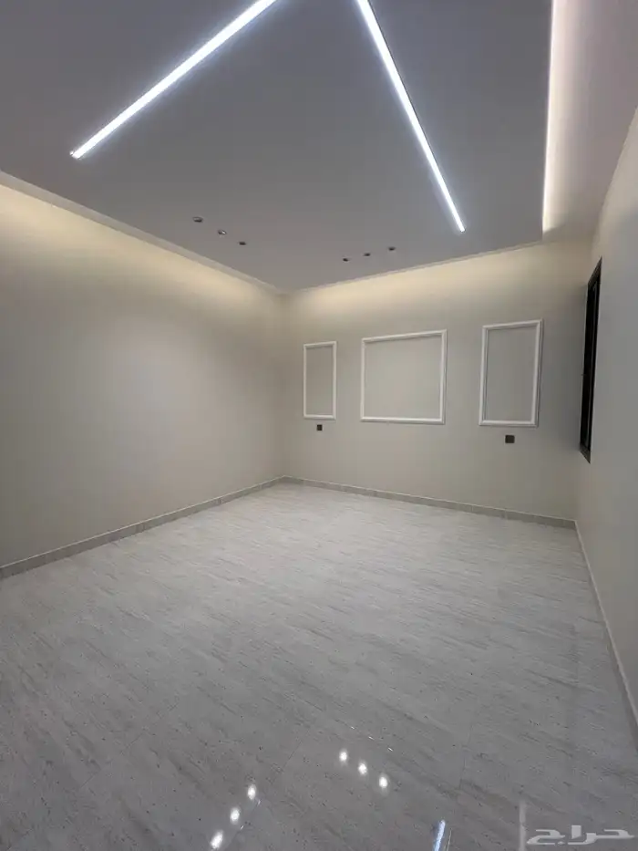 للبيع شقة علوية مع سطح خاص ابها حي الزهور 8