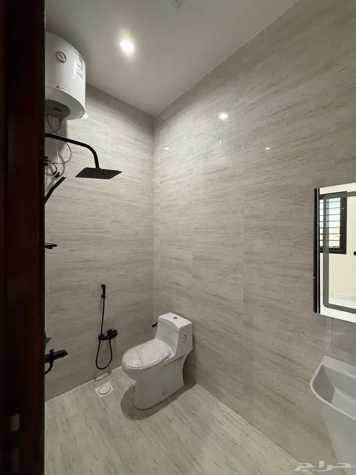 روف علوي بدرج داخلى وخارجي بمدينه ابها طريق المحاله 32