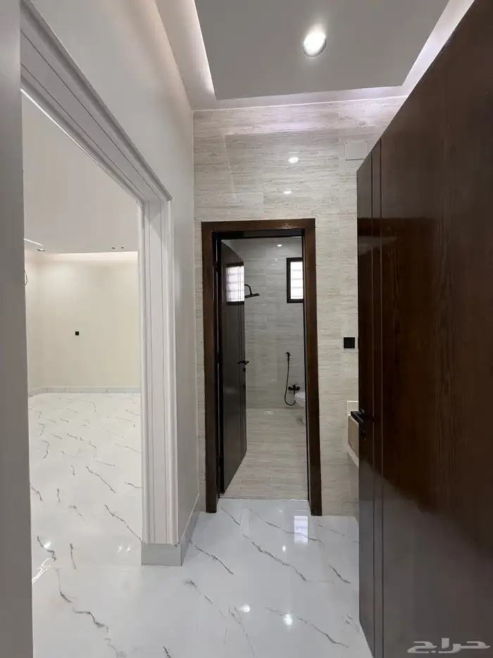 روف علوي بدرج داخلى وخارجي بمدينه ابها طريق المحاله 23