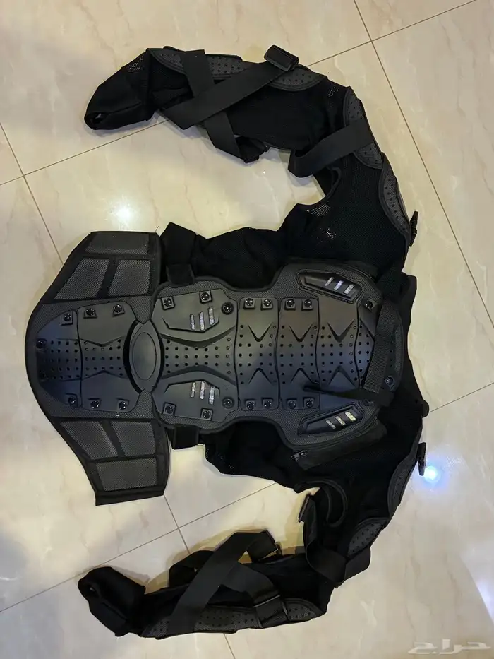 خوذه عادية وسترة او درع حماية للدبابات والدراجات النارية 2