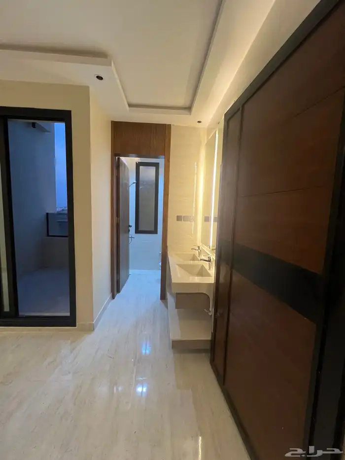 للبيع شقة علوية مع سطح خاص ابها حي الزهور 2