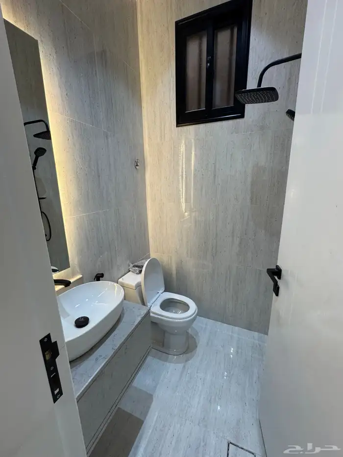 للبيع روف علوي دور ثاني مع ملحق مدخل مستقل مقابل نادي ضمك 21