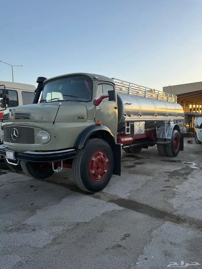 عايدي بوز وايت 1