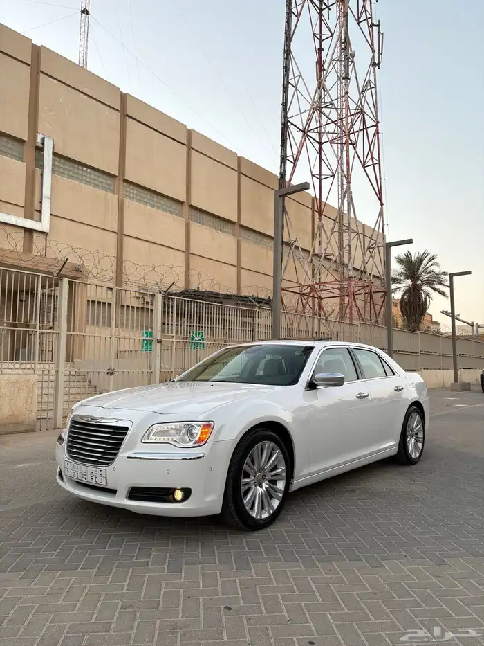 للبيع كرايزلر 2014 اكزكتيف V8 3