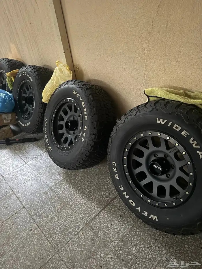 5 كبرات حجرية مع اربع جنوط الجنط 6 مسامير 1