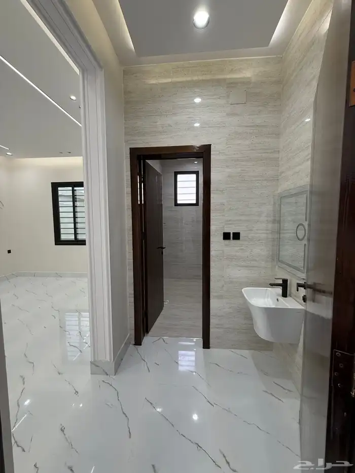 روف علوي بدرج داخلى وخارجي بمدينه ابها طريق المحاله 29