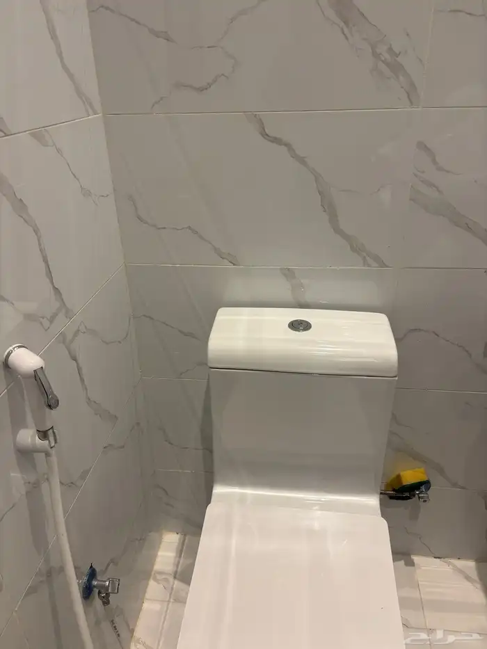 كرسي حمام مغسلة مرايه شطاف للبيع 1