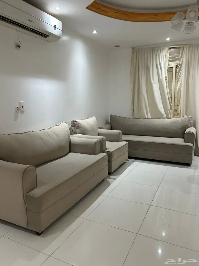 كنب 5 قطع حالتة جيدة مع طاولة طعام 8 كراسي حالتها ممتازة 1