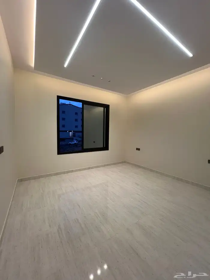 للبيع شقة علوية مع سطح خاص ابها حي الزهور 13