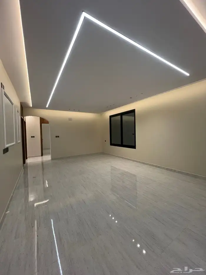 للبيع شقة علوية مع سطح خاص ابها حي الزهور 9