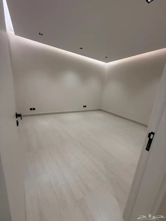 شقه كبيره فاخره مع سطح للإيجار 11