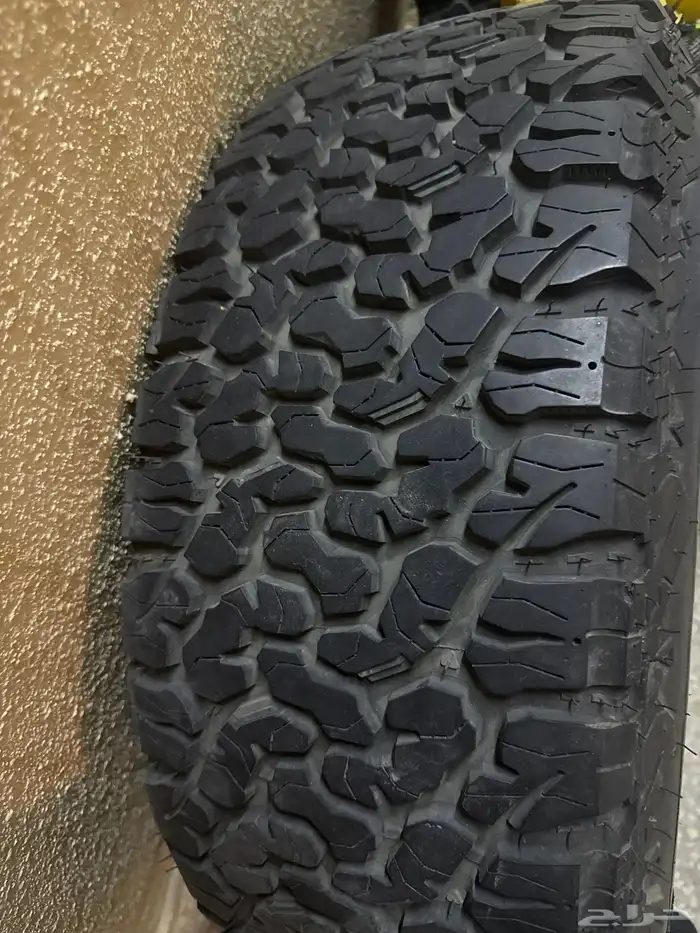 5 كبرات حجرية مع اربع جنوط الجنط 6 مسامير 3