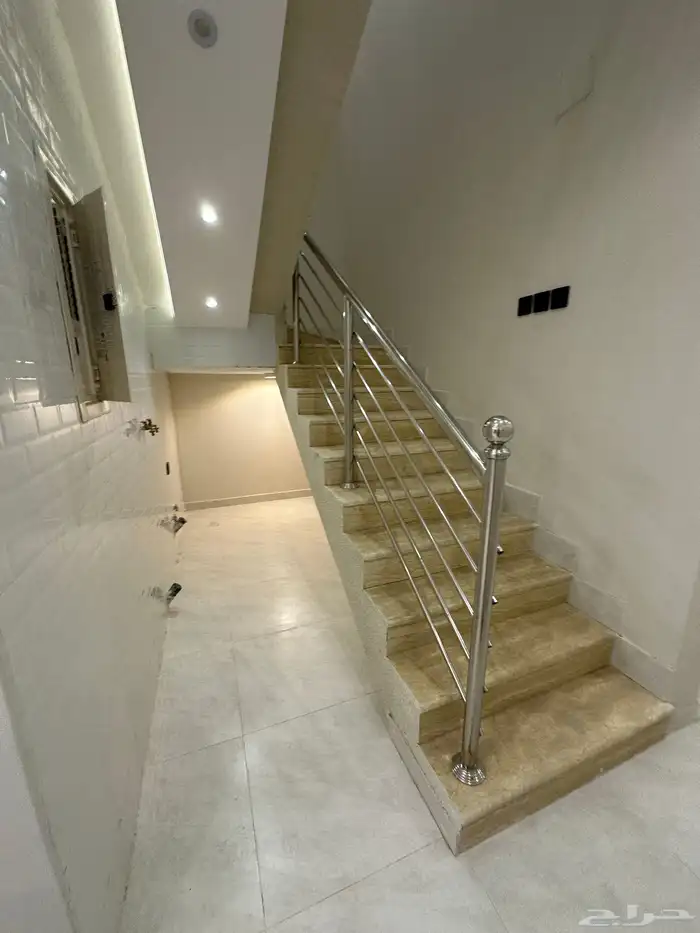 للبيع شقة مع درج داخلي للسطح بقرب من المطار 520 الف 8