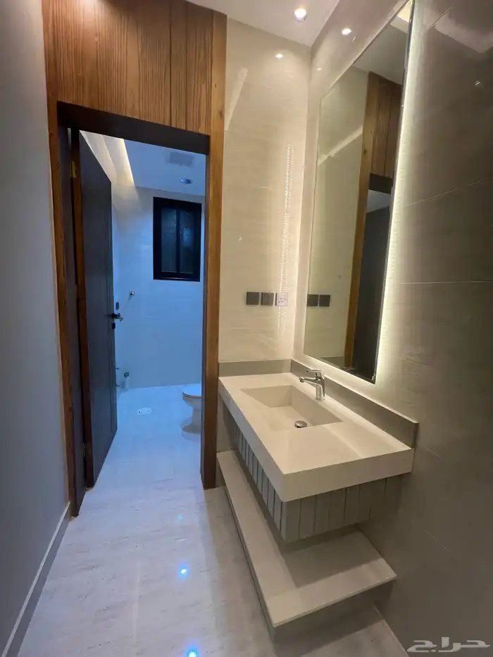 للبيع شقة علوية مع سطح خاص ابها حي الزهور 12