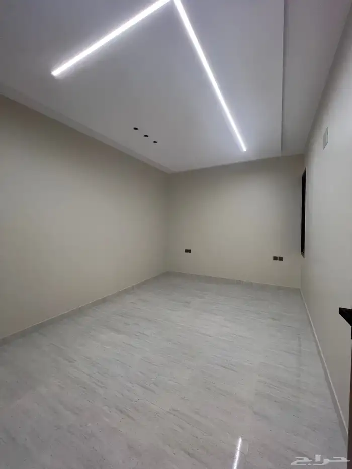 للبيع شقة علوية مع سطح خاص ابها حي الزهور 11