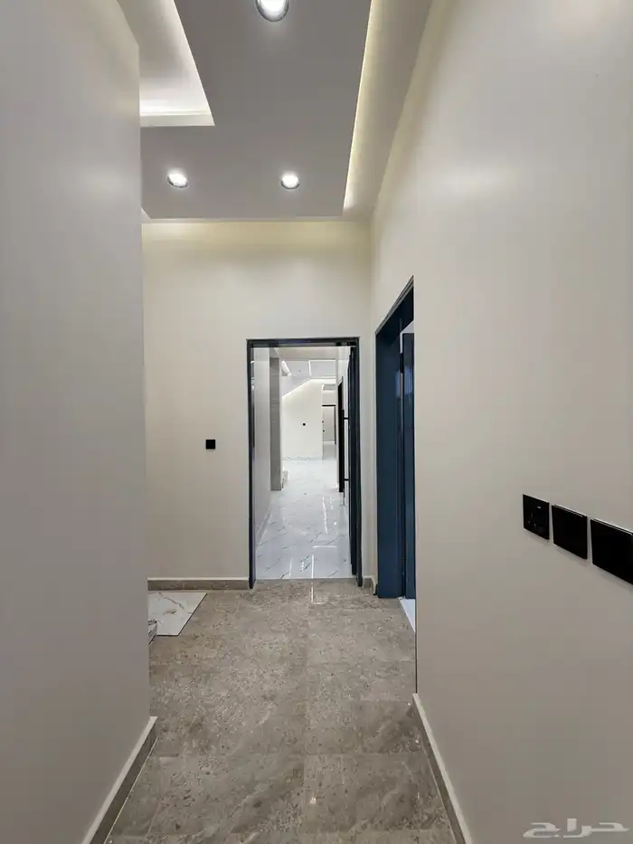 روف علوي بدرج داخلى وخارجي بمدينه ابها طريق المحاله 7