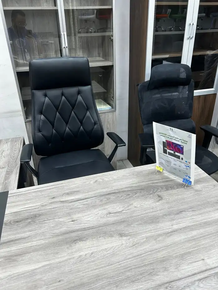 عرض مكتب مع كمبيوتر مكتبي 5