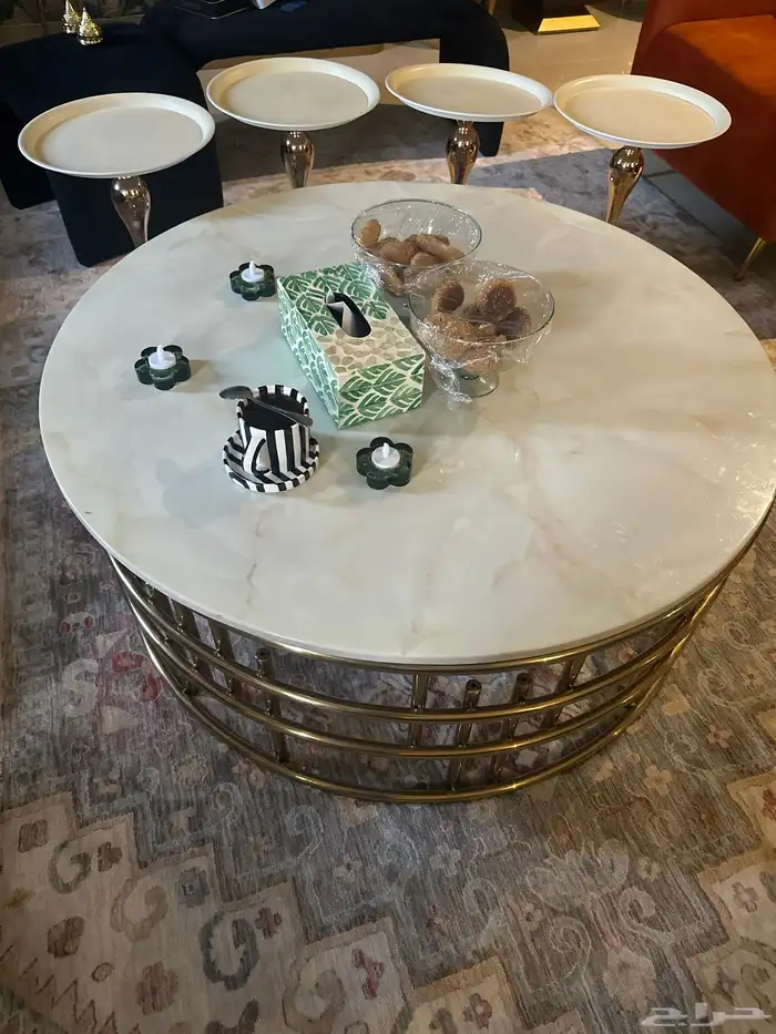 كنب و طاولة مع طاولتين خدمات رخام 4