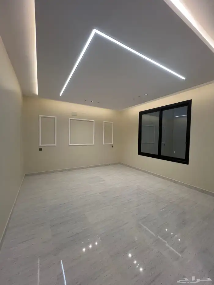 للبيع شقة علوية مع سطح خاص ابها حي الزهور 3