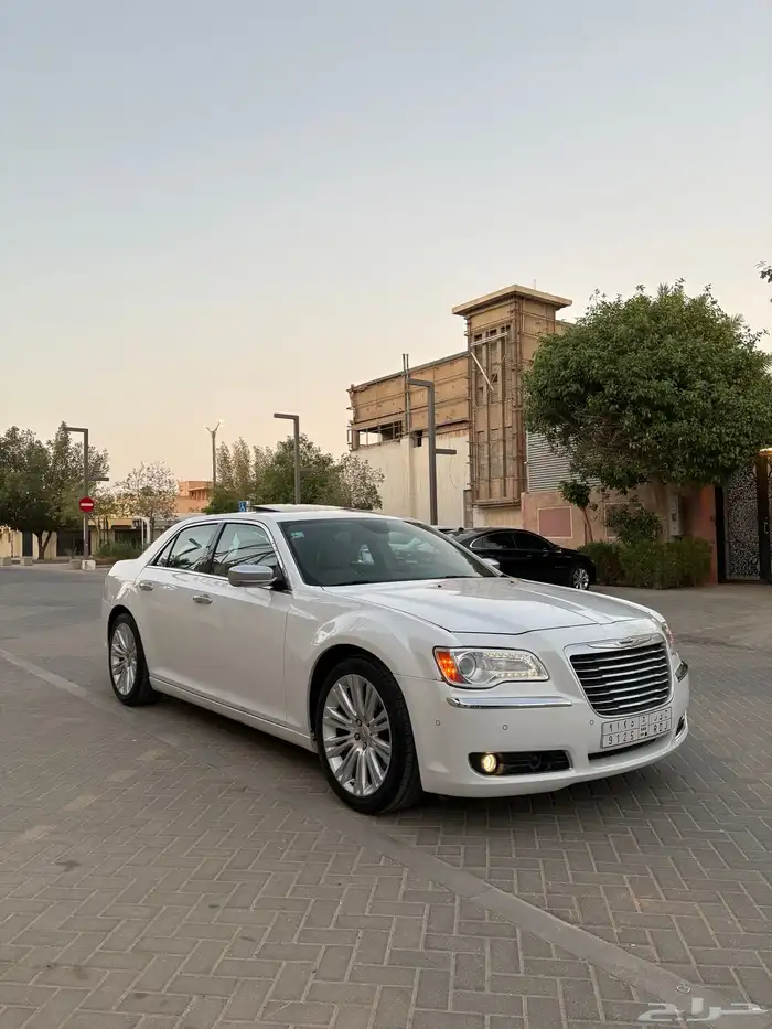 للبيع كرايزلر 2014 اكزكتيف V8 10