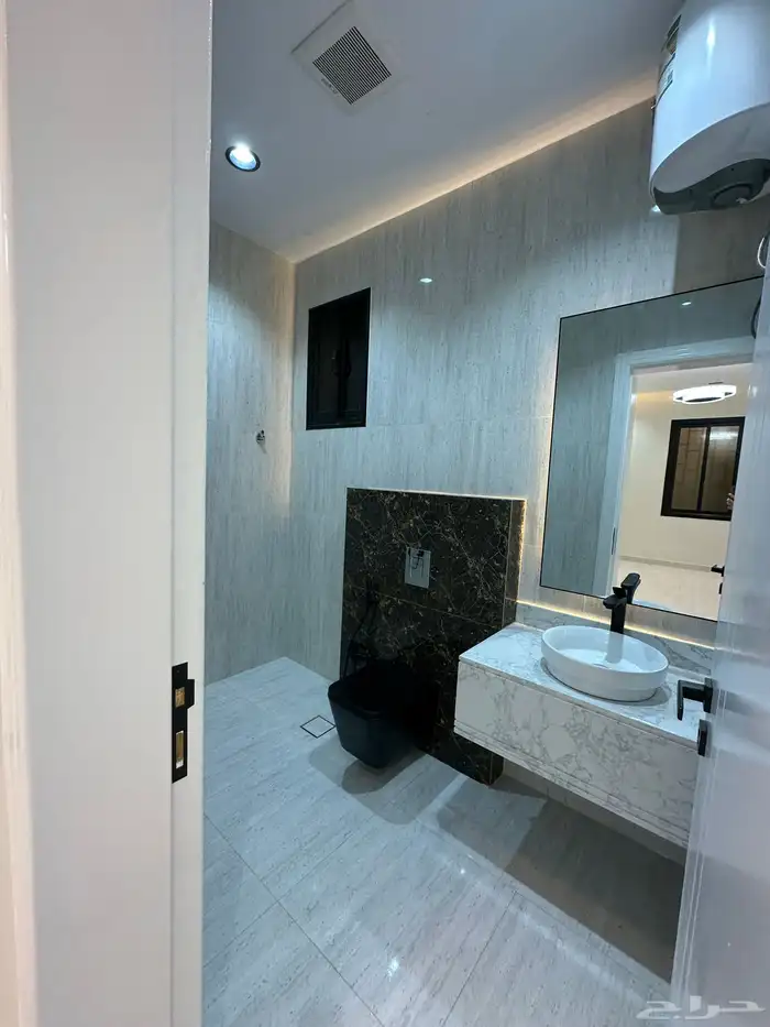 للبيع ادوار بمساحة 245 متر مع تامين وضمانات حي الراقي 18