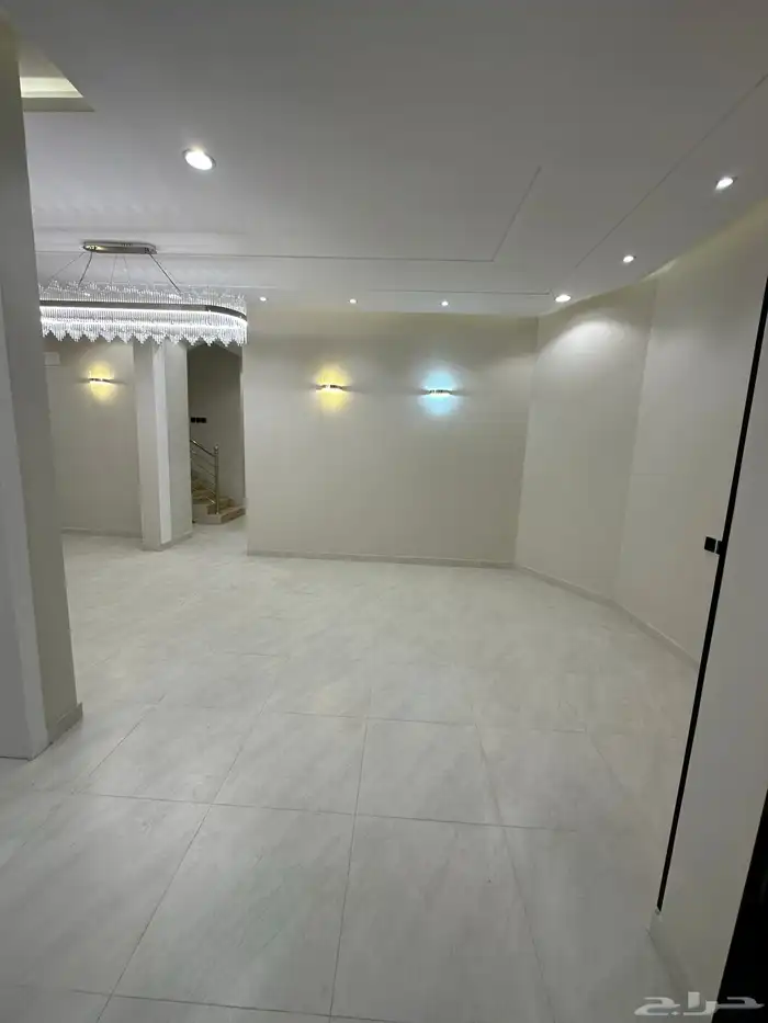 للبيع شقة مع درج داخلي للسطح بقرب من المطار 520 الف 6