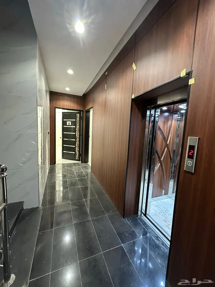 للبيع شقة مع درج داخلي للسطح بقرب من المطار 520 الف 2