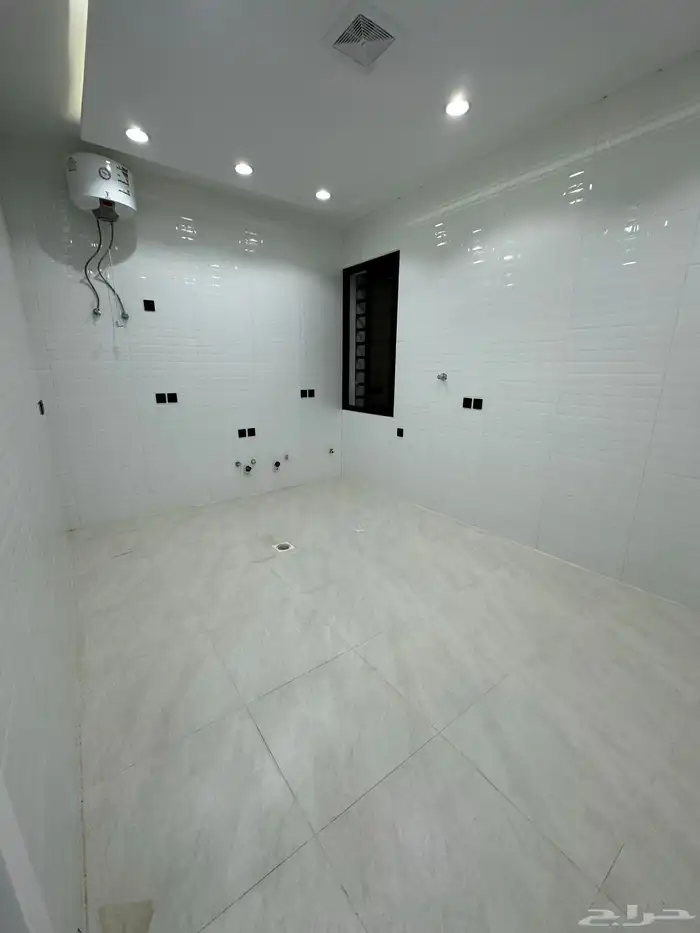 للبيع شقة مع درج داخلي للسطح بقرب من المطار 520 الف 10