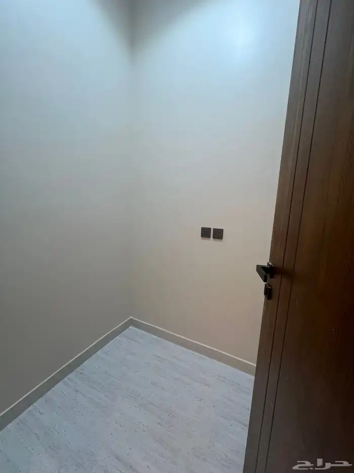 للبيع شقة علوية مع سطح خاص ابها حي الزهور 7