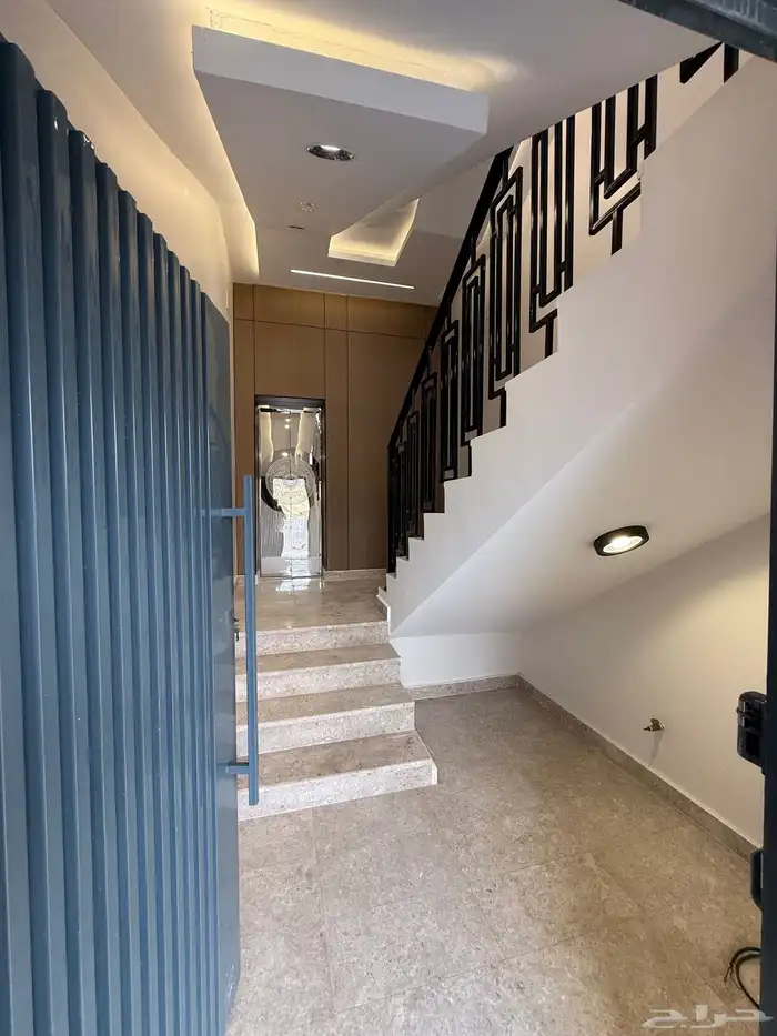 روف علوي بدرج داخلى وخارجي بمدينه ابها طريق المحاله 4