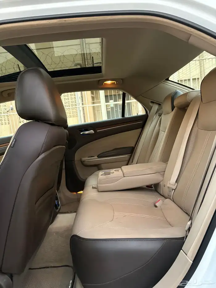 للبيع كرايزلر 2014 اكزكتيف V8 26