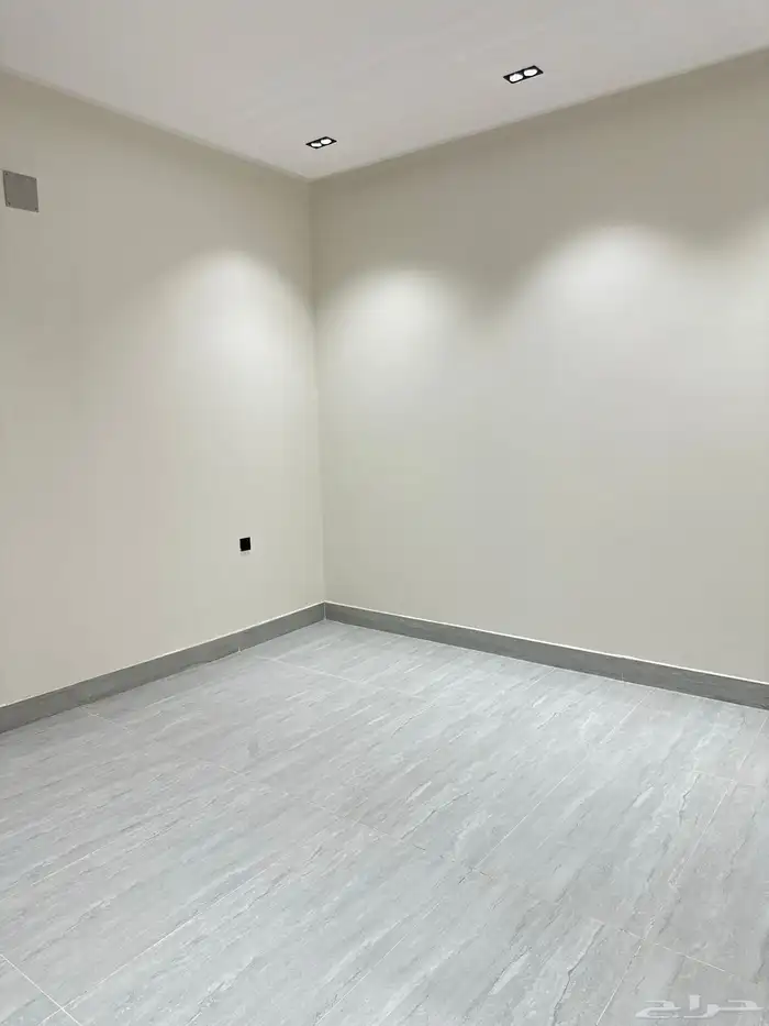 دور ارضي في حي الندوة بموقع مميز على شارع 20 وامام مرفق 15