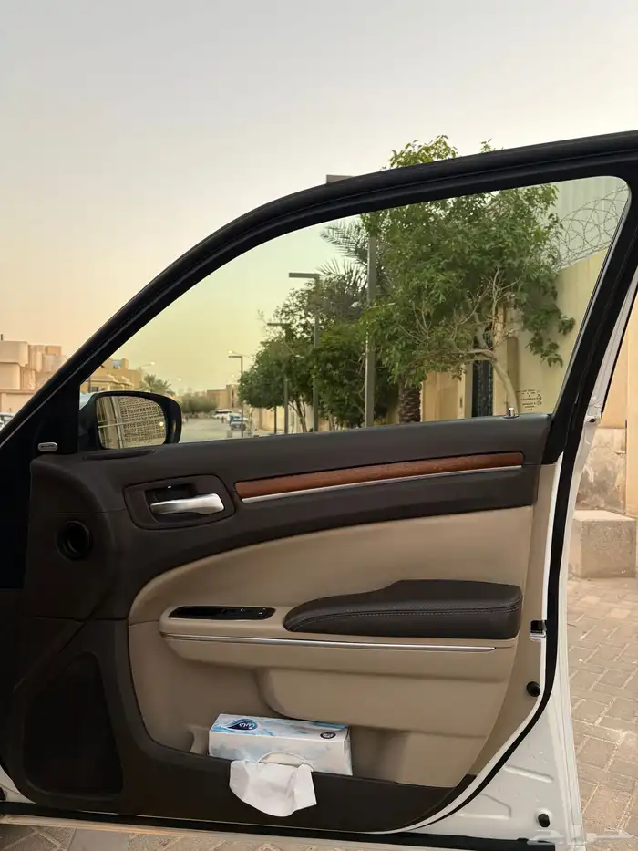 للبيع كرايزلر 2014 اكزكتيف V8 28