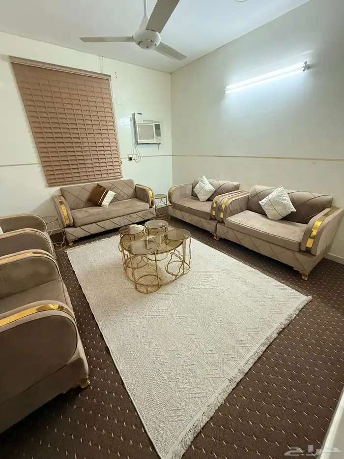 كنب للبيع مع الطاولة والستارة 0