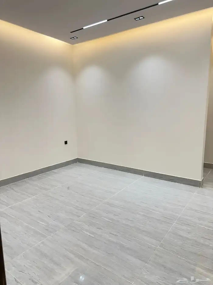 دور ارضي في حي الندوة بموقع مميز على شارع 20 وامام مرفق 16