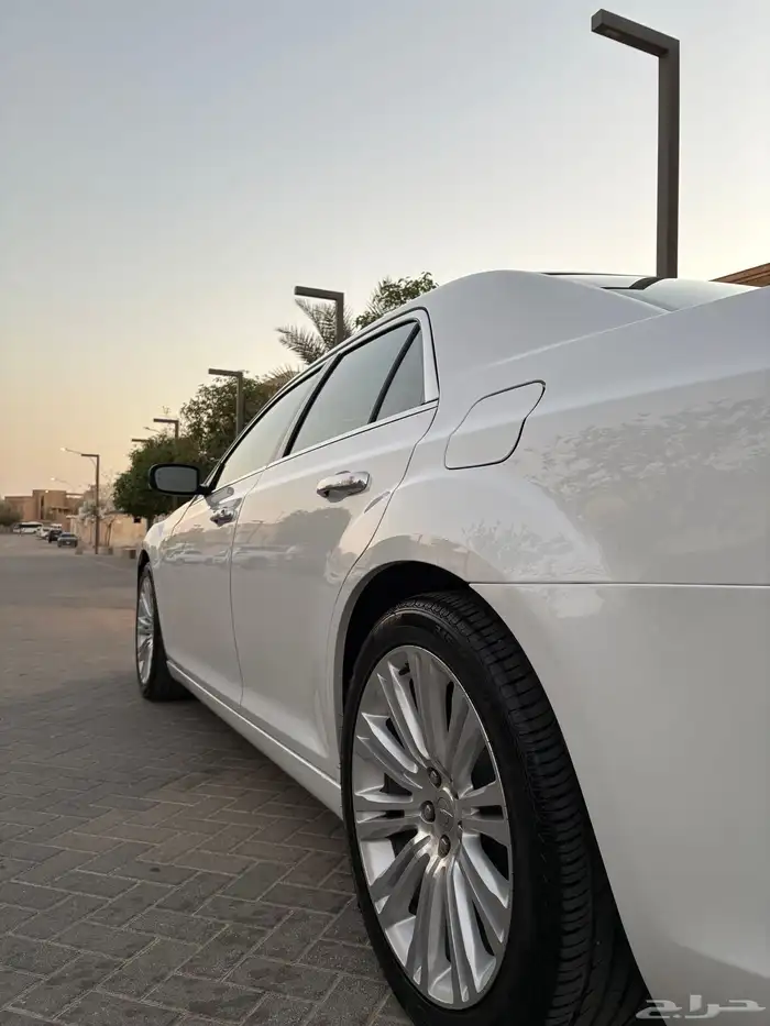 للبيع كرايزلر 2014 اكزكتيف V8 14